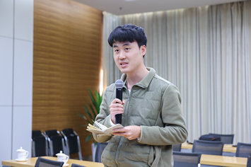 提问三：大公文汇报记者.jpg
