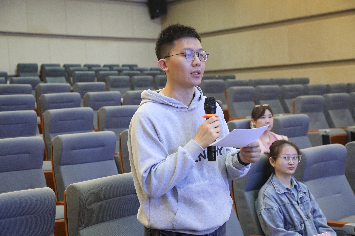 拂晓报记者提问.png