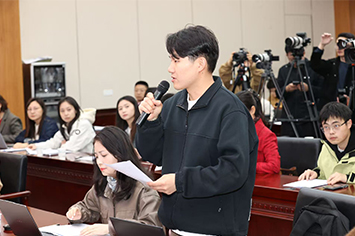 355-236新华社记者