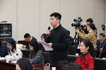355-236安徽经济报记者