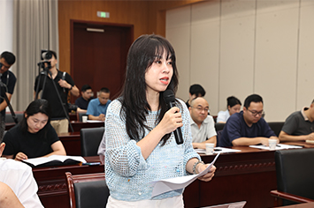 355-236新华网记者提问.jpg
