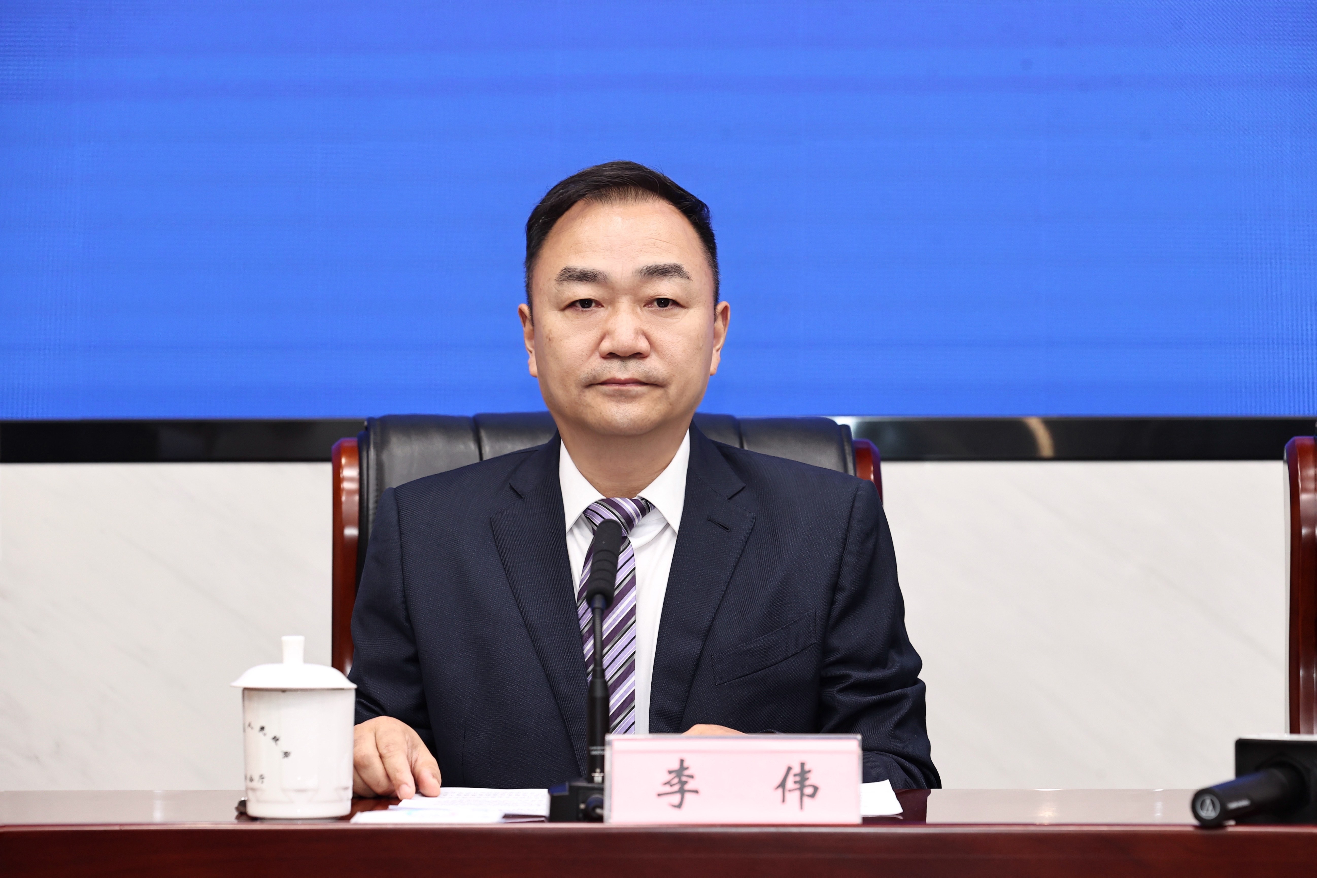 李伟.jpg