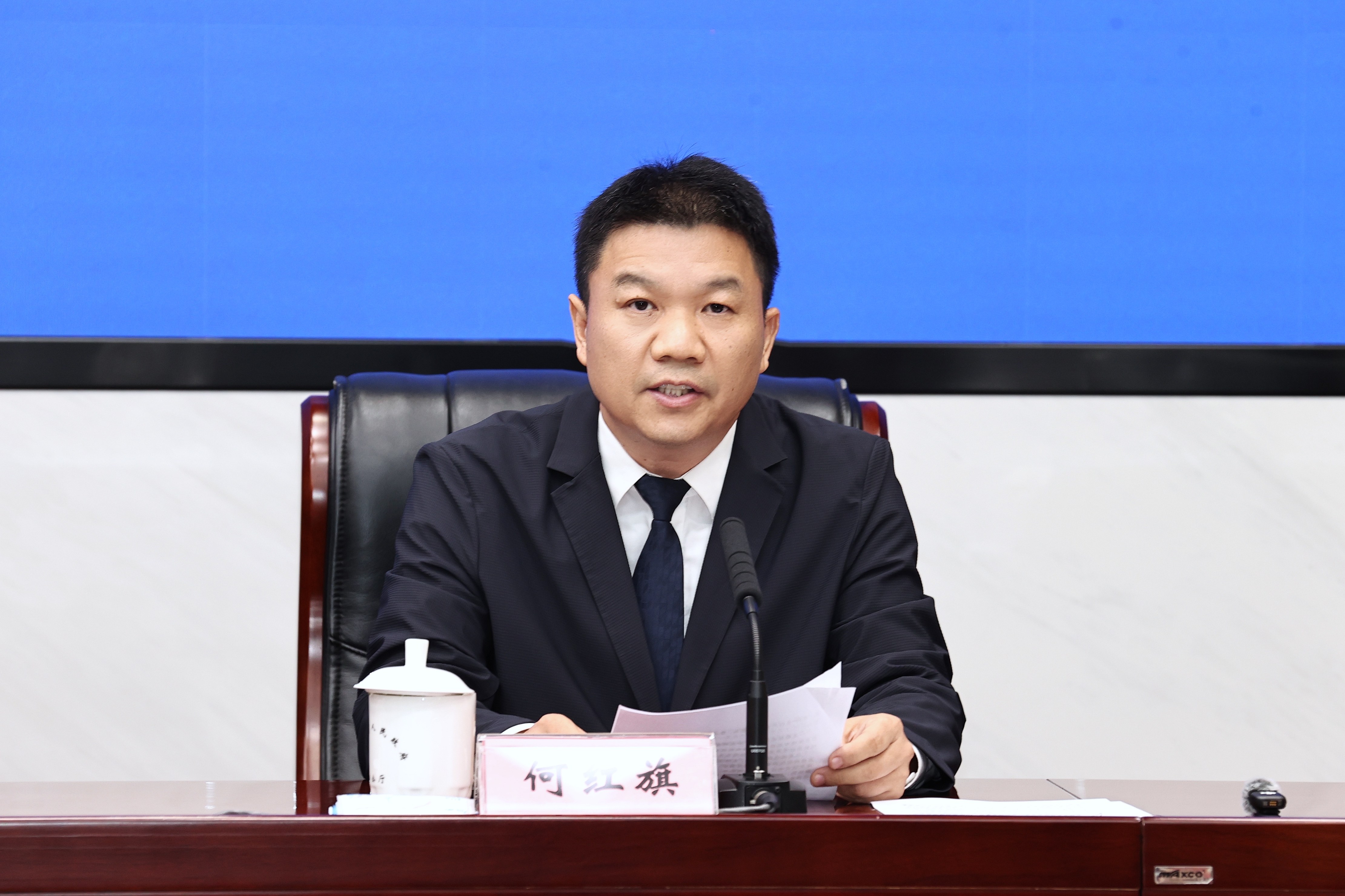 何红旗.jpg