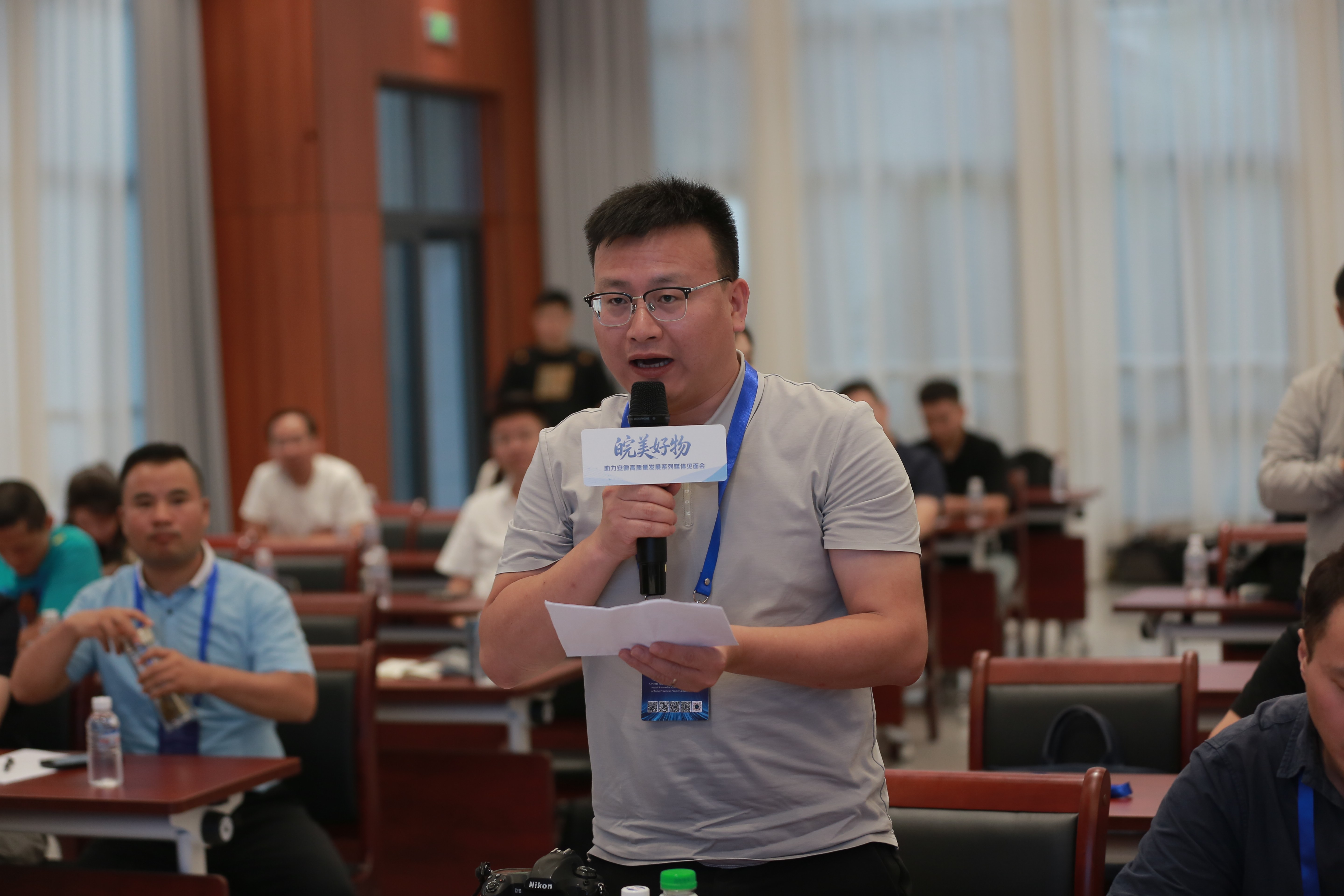 中新社记者.jpg