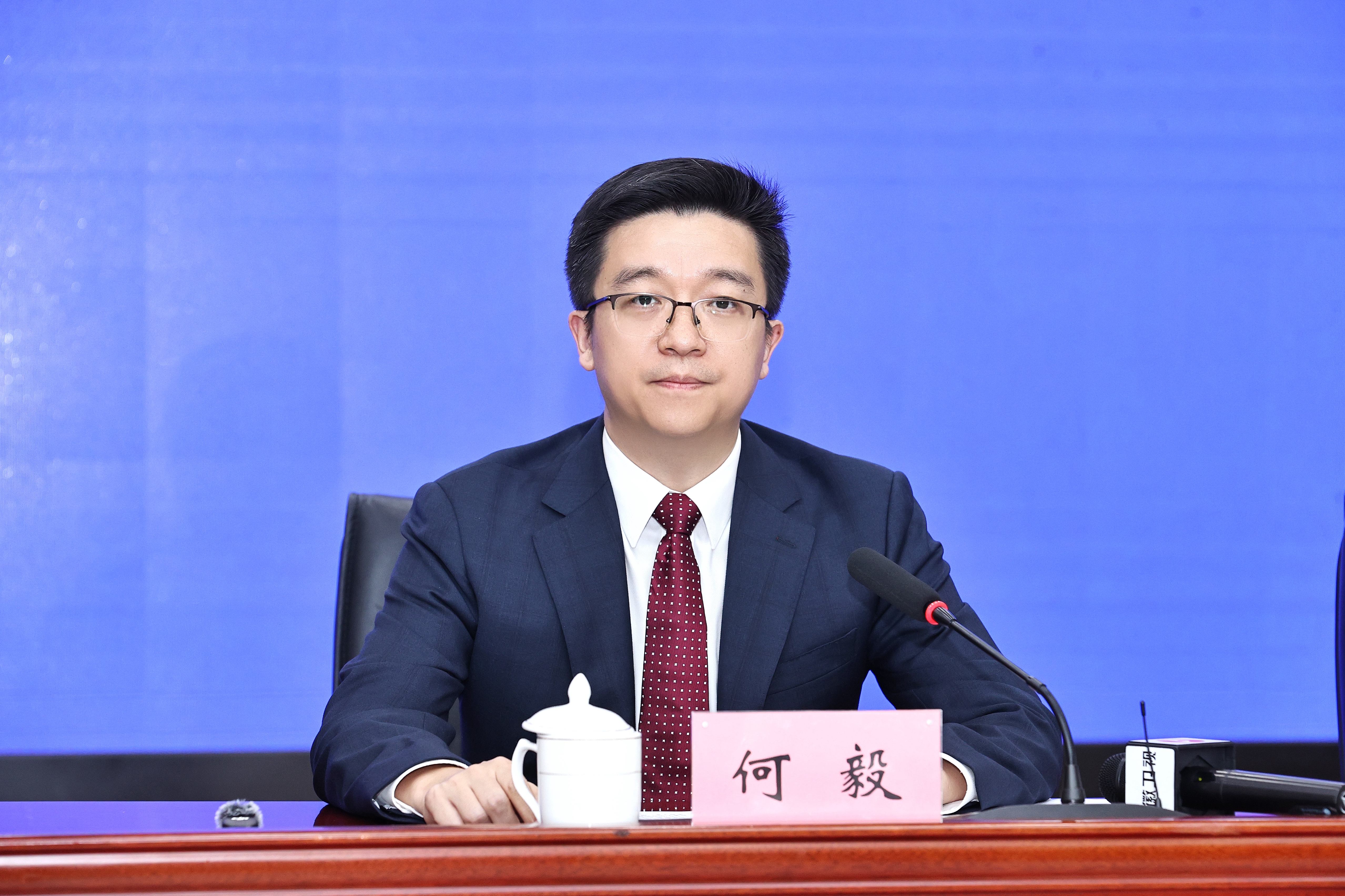何毅.jpg