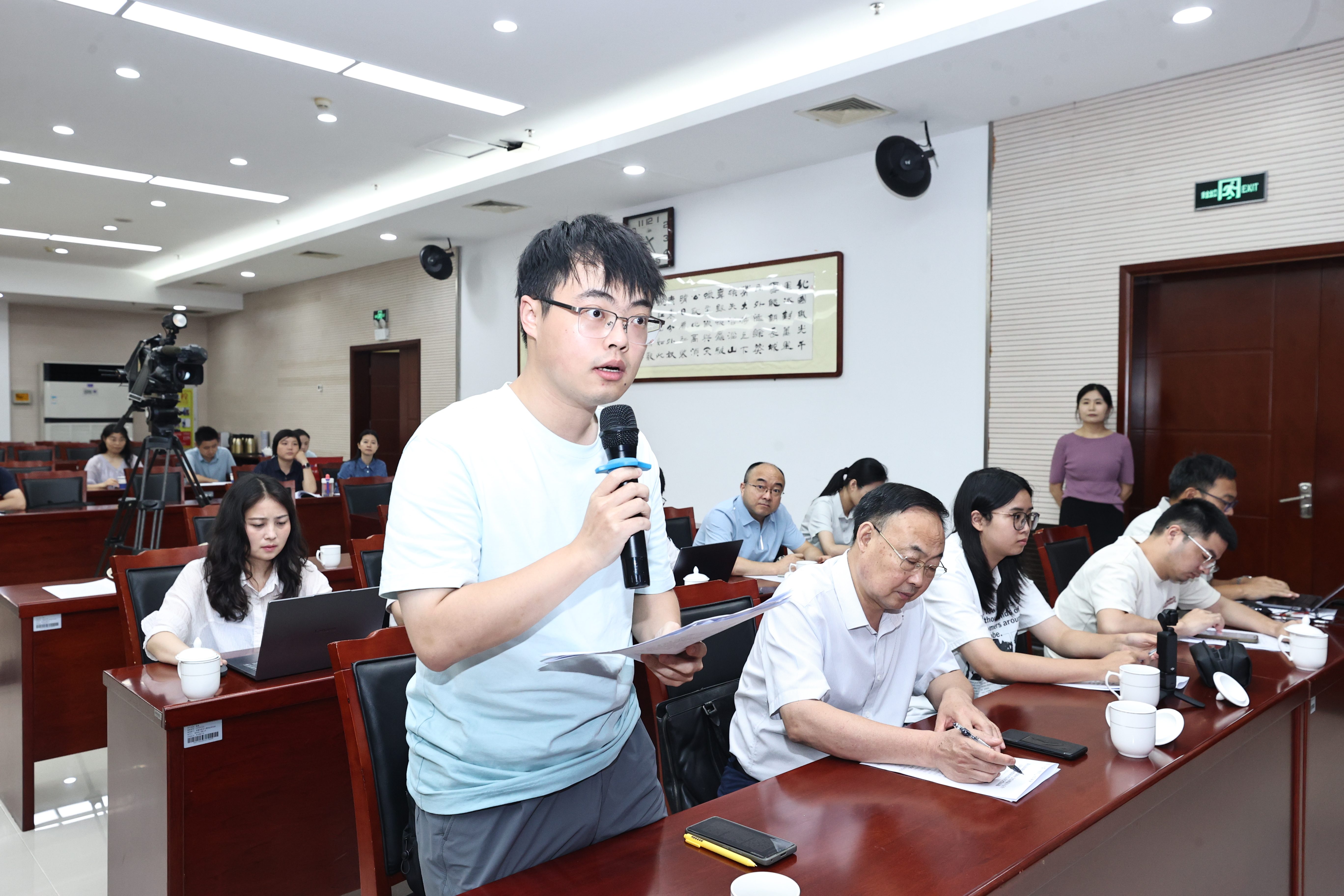 人民网记者.jpg