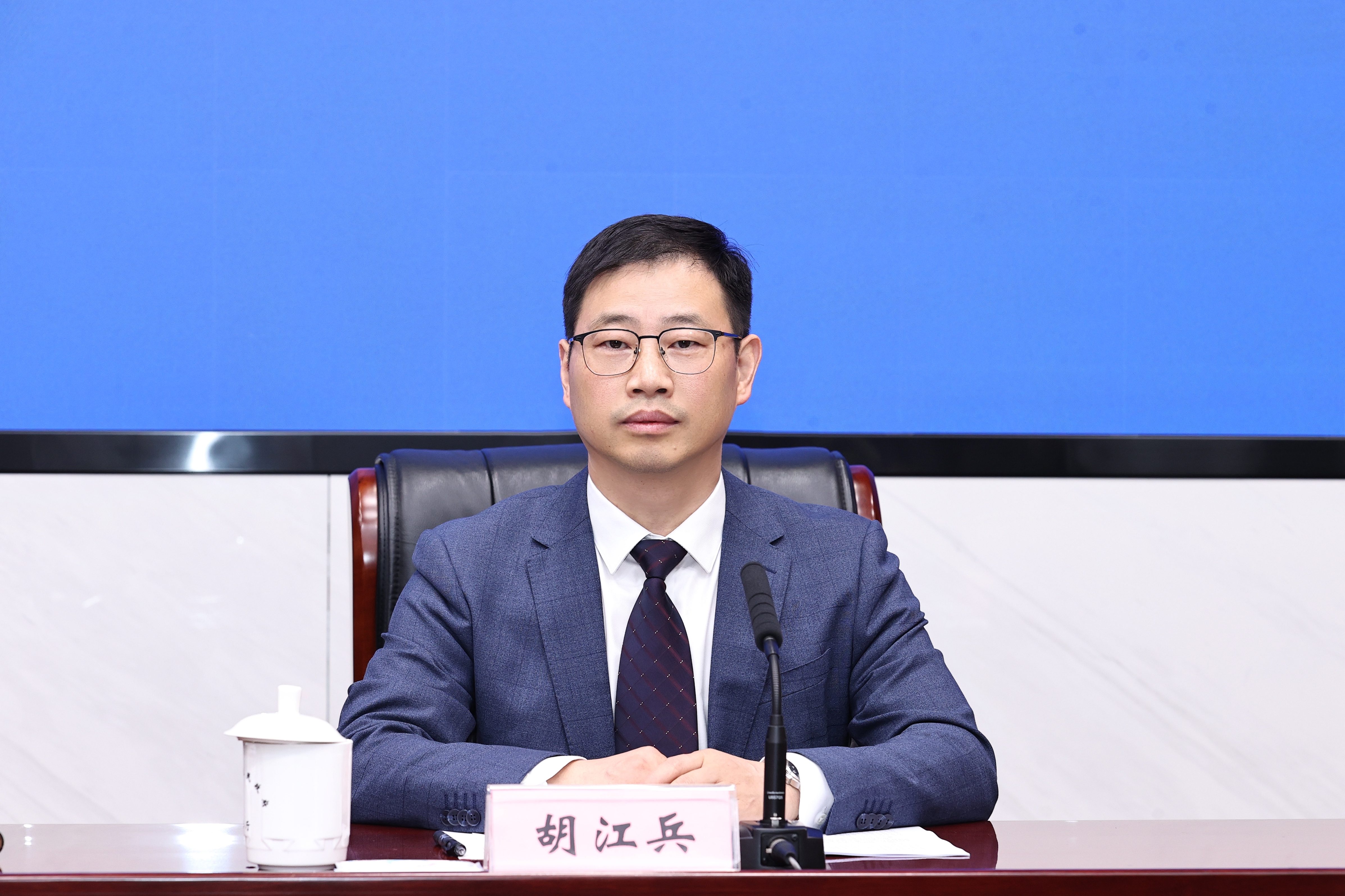 胡江兵.jpg