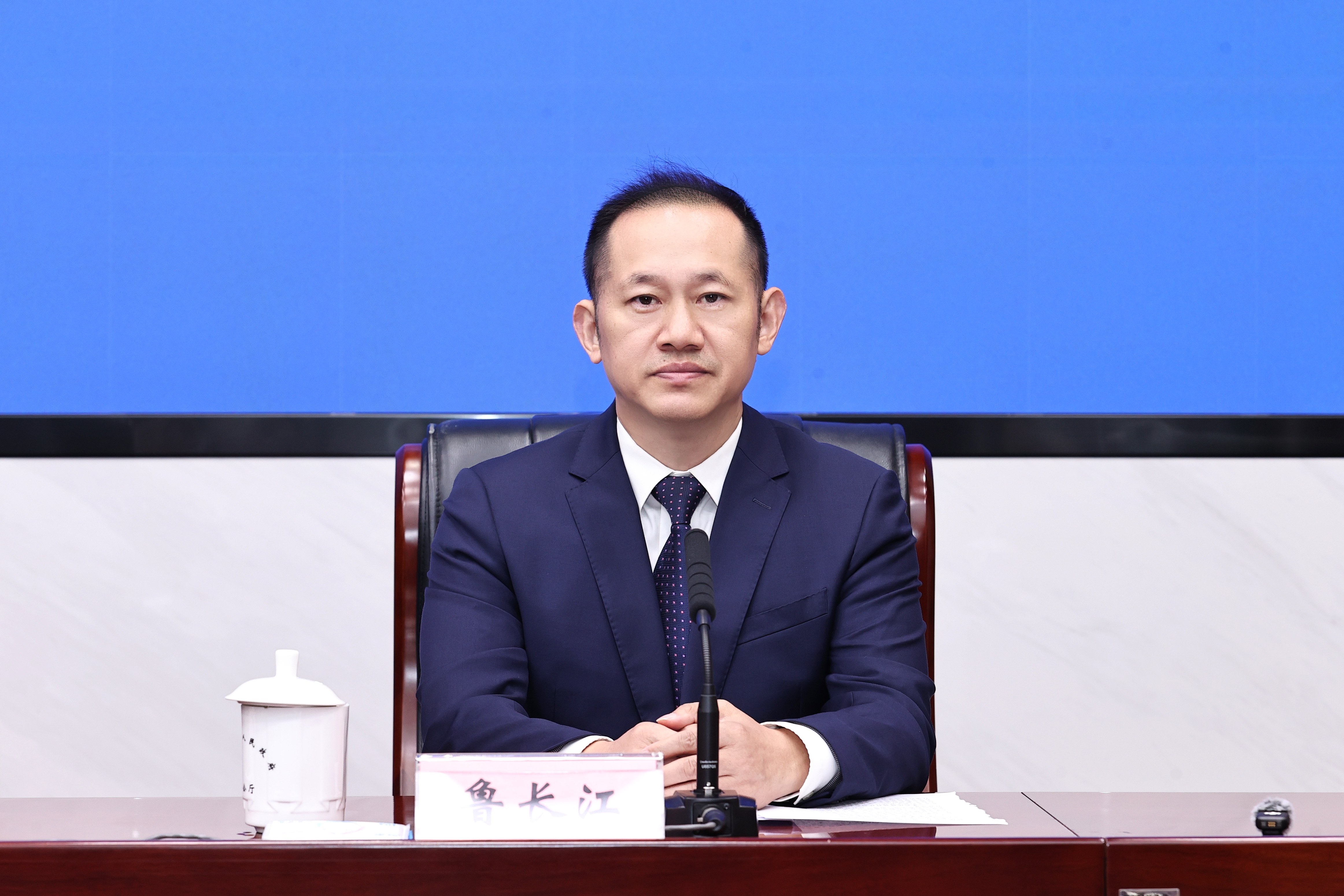 鲁长江.jpg