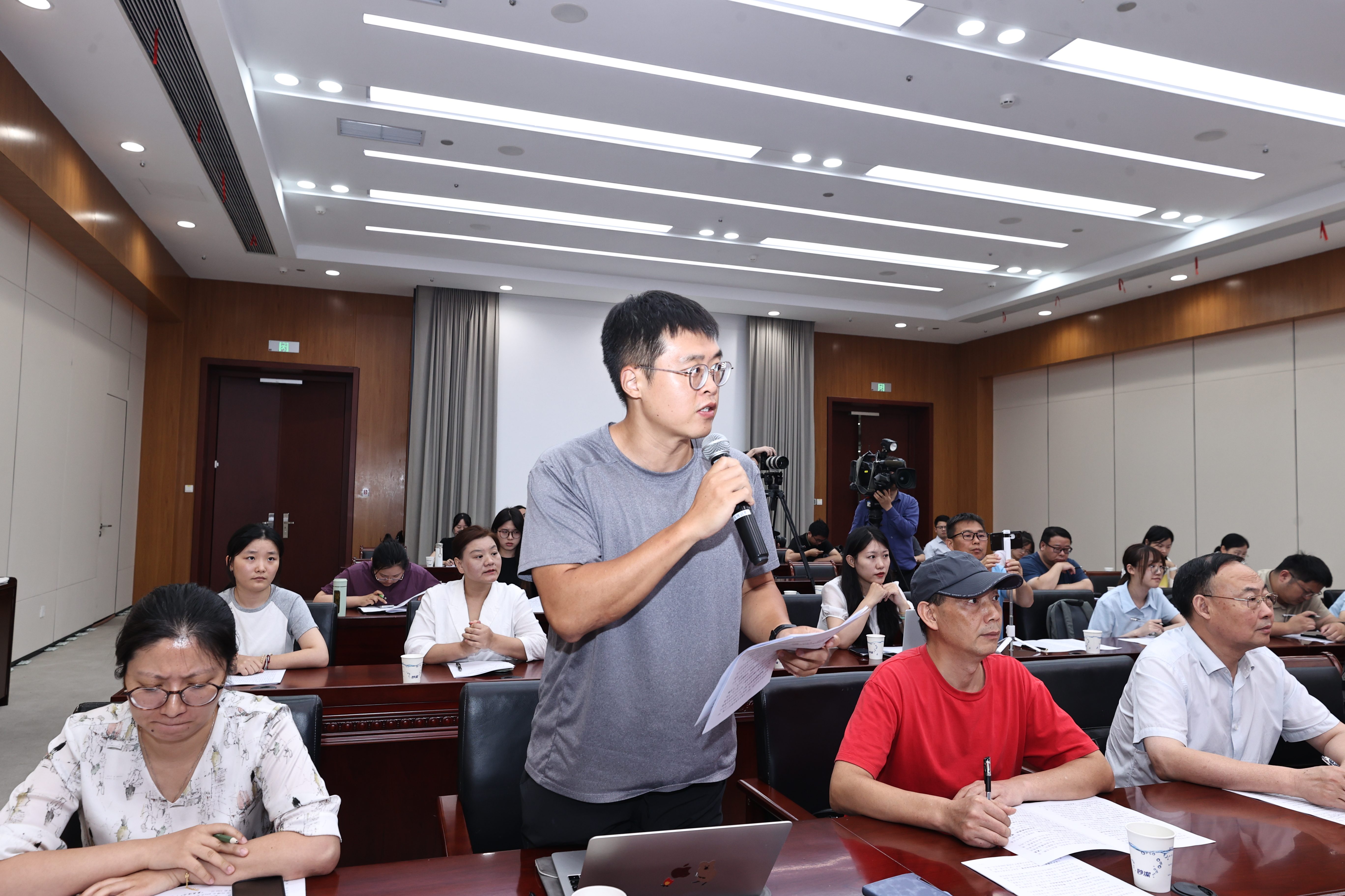 人民网记者.jpg