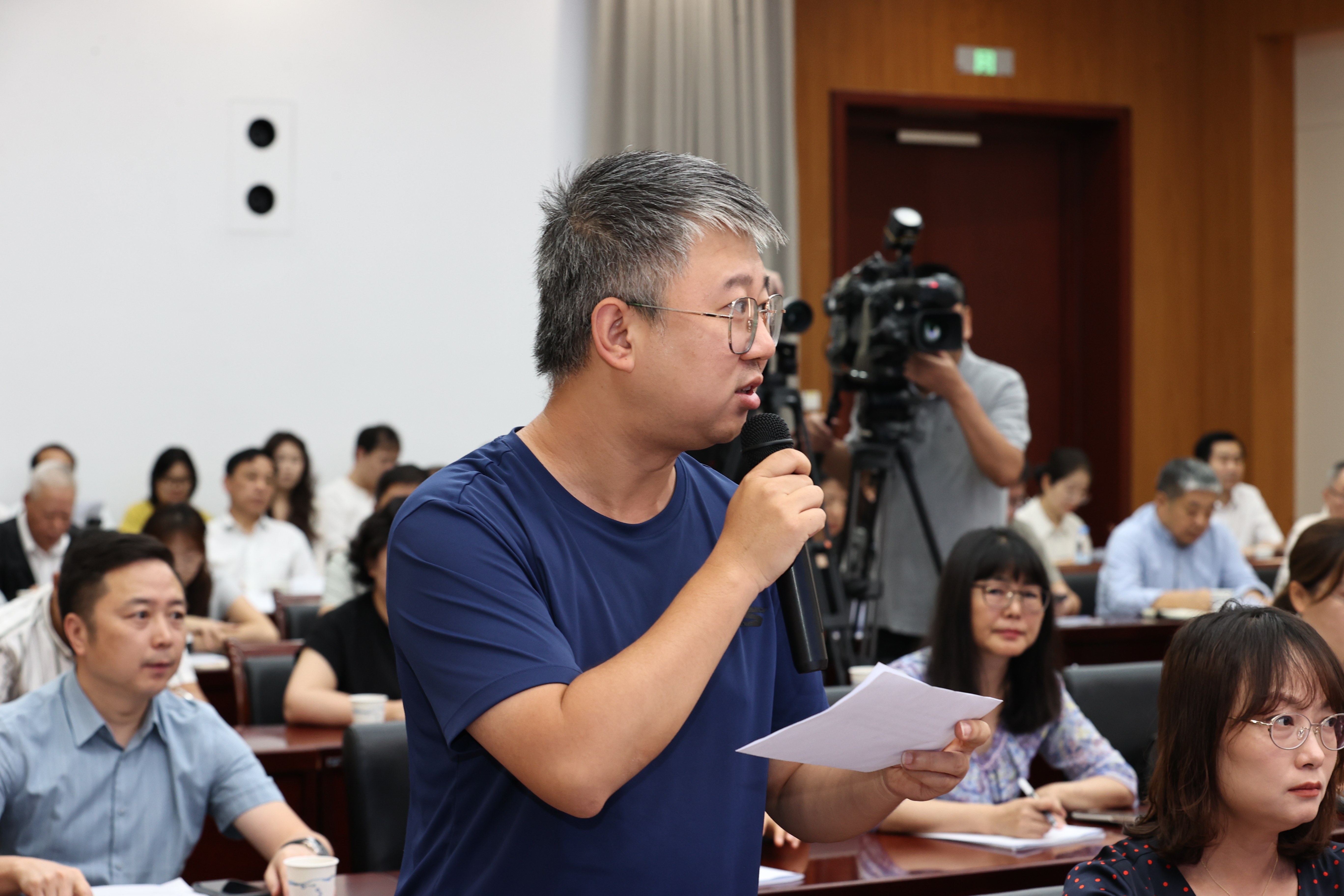 人民日报记者.jpg 人民日报记者.jpg