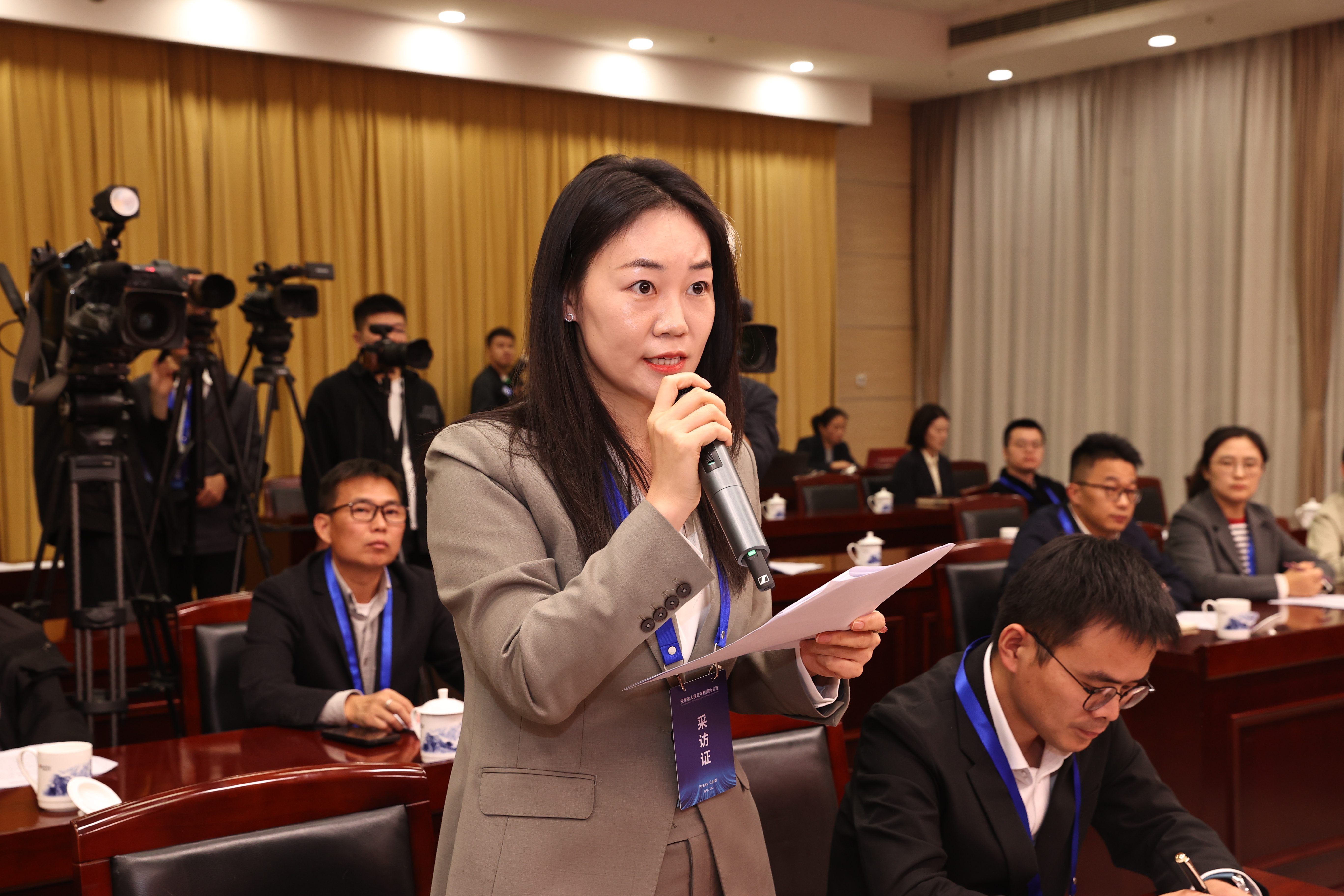 新华社记者.jpg