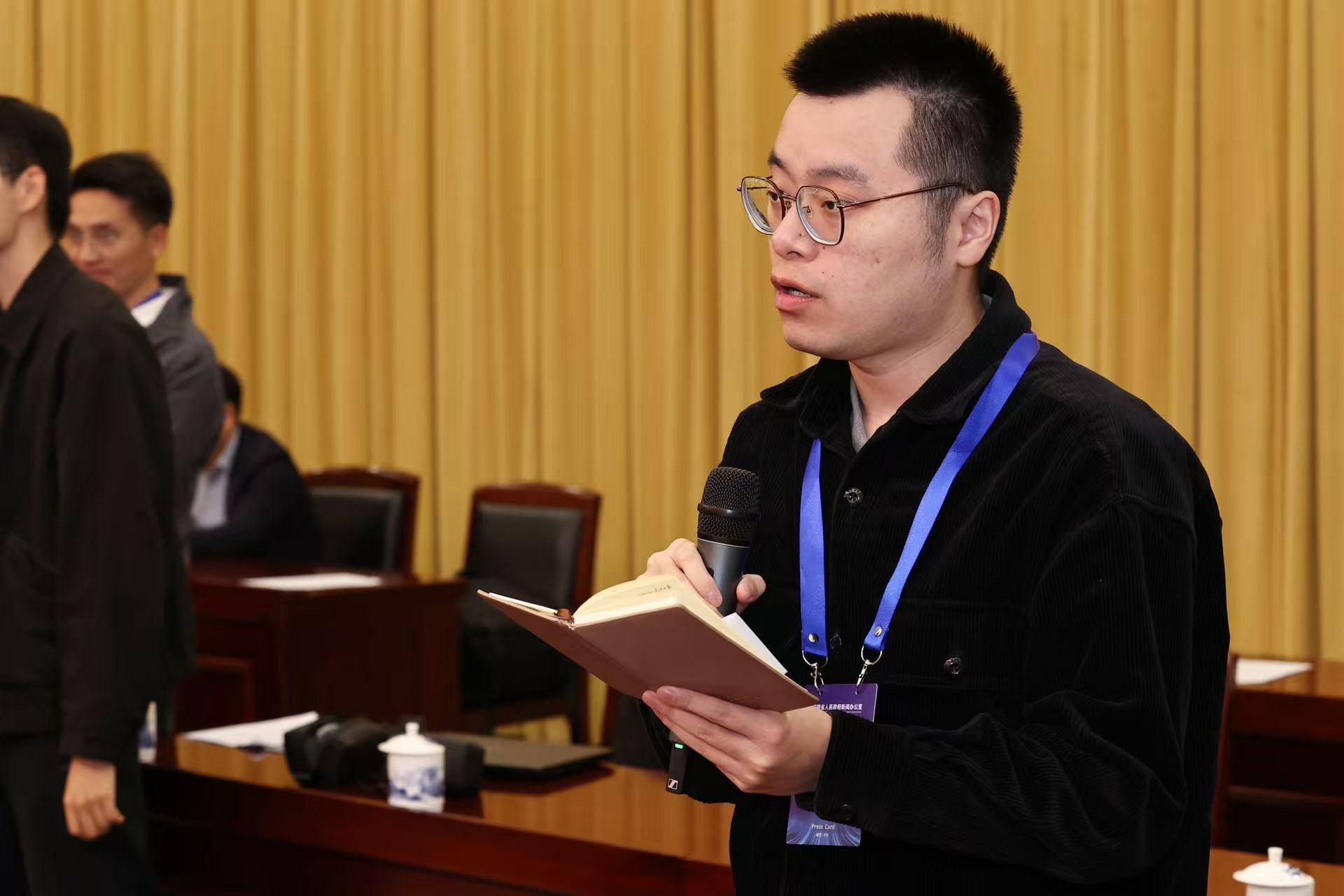 人民日报记者.jpg