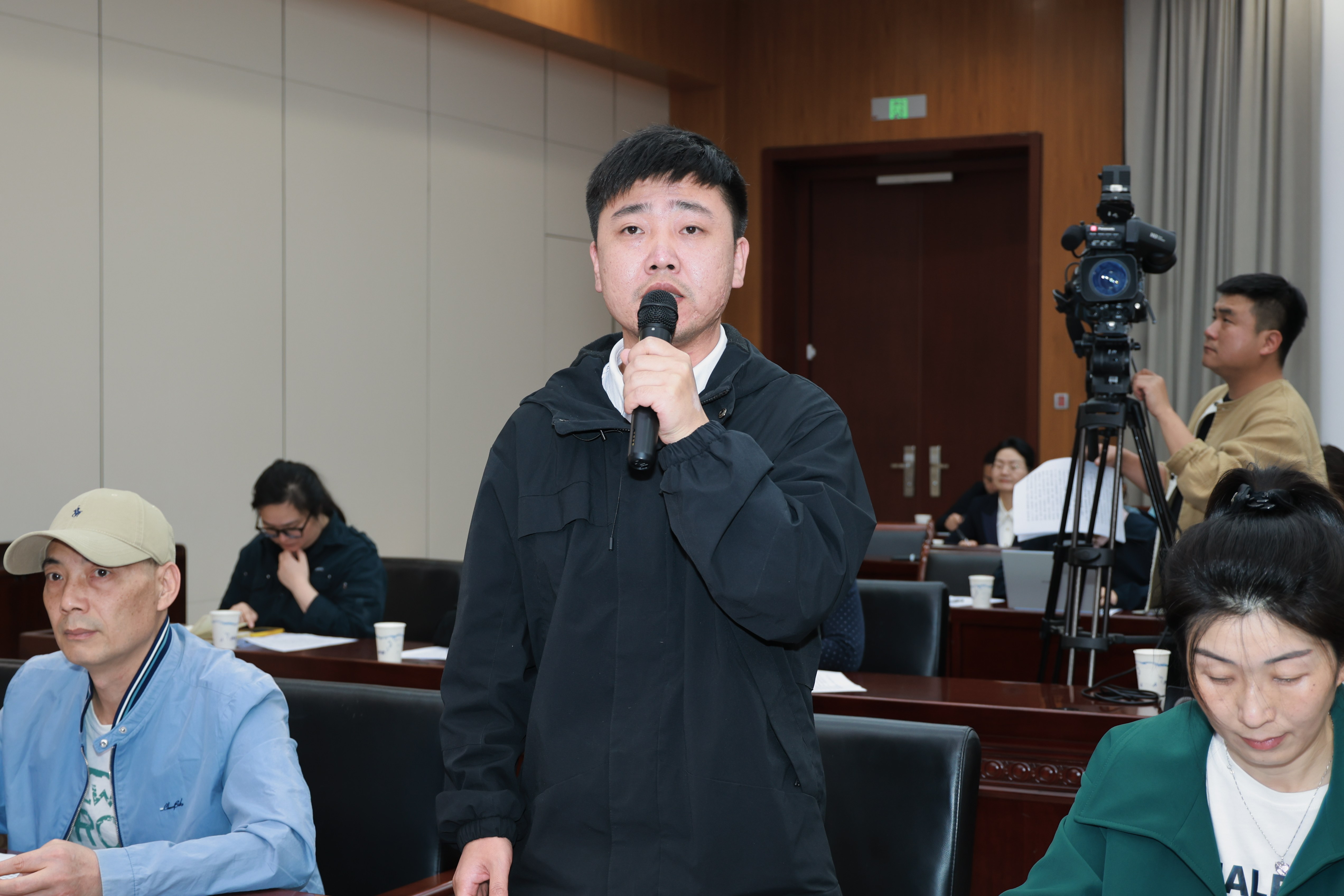 中新社记者.jpg